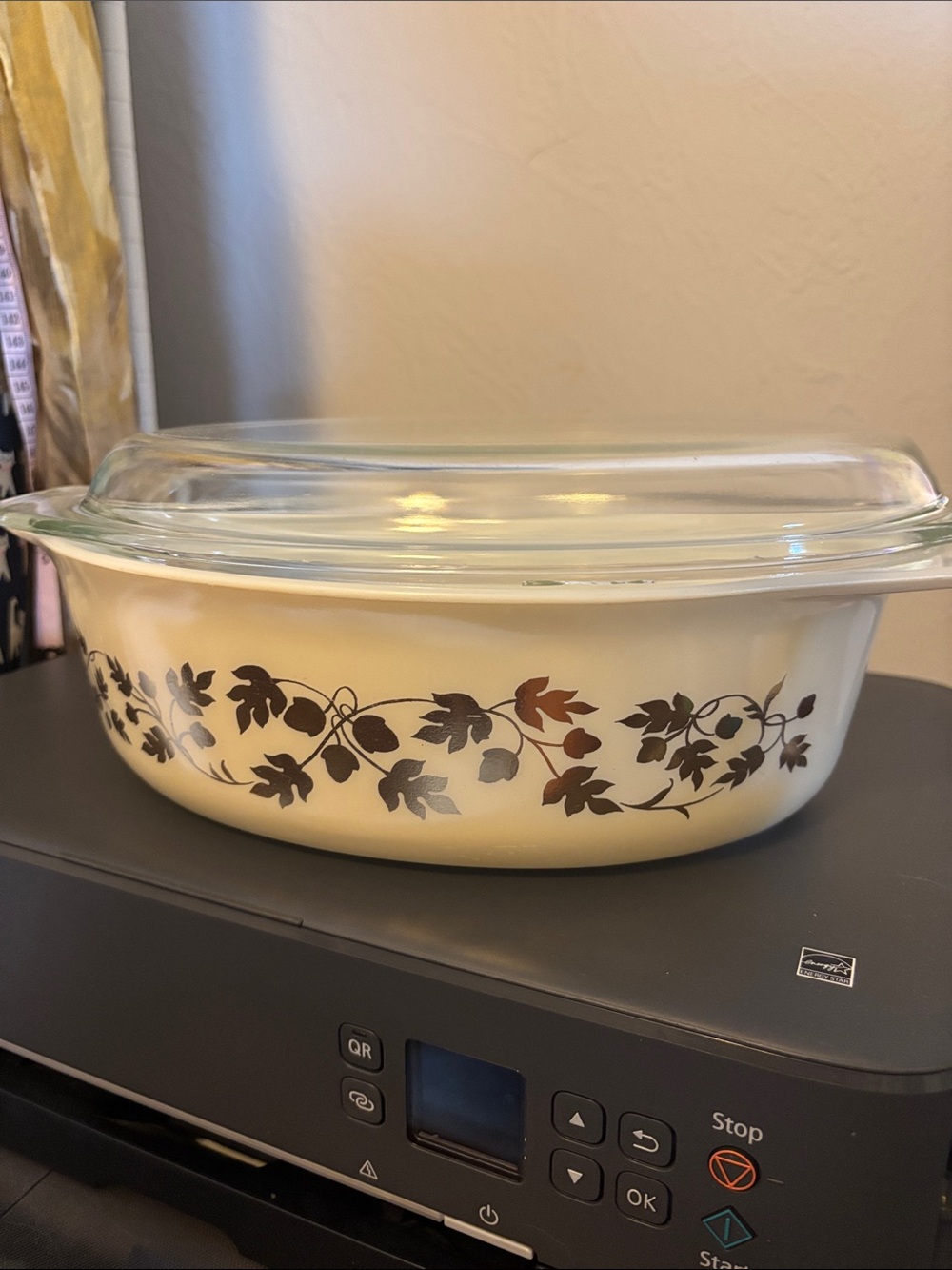PyrexVintage-Style White Glass Casserole Dish with Lid - Leaf Pattern
